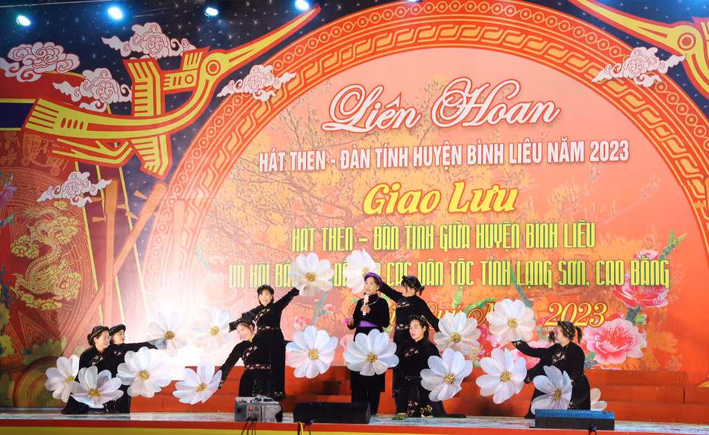 Tiết mục đơn ca câu lạc bộ xã Đồng Tâm.