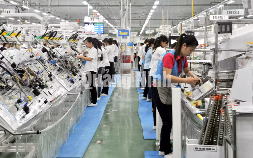 Sản xuất hệ thống dây dẫn và cụm thiết bị điện tại KCN Đông Mai (TX Quảng Yên). Ảnh: HIểu Trân
