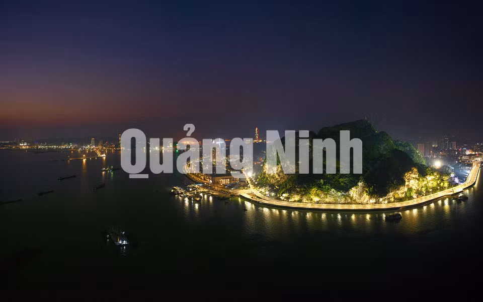 Đường bao biển núi Bài Thơ rực sáng khi đêm về (11-2019). Ảnh: Hùng Sơn