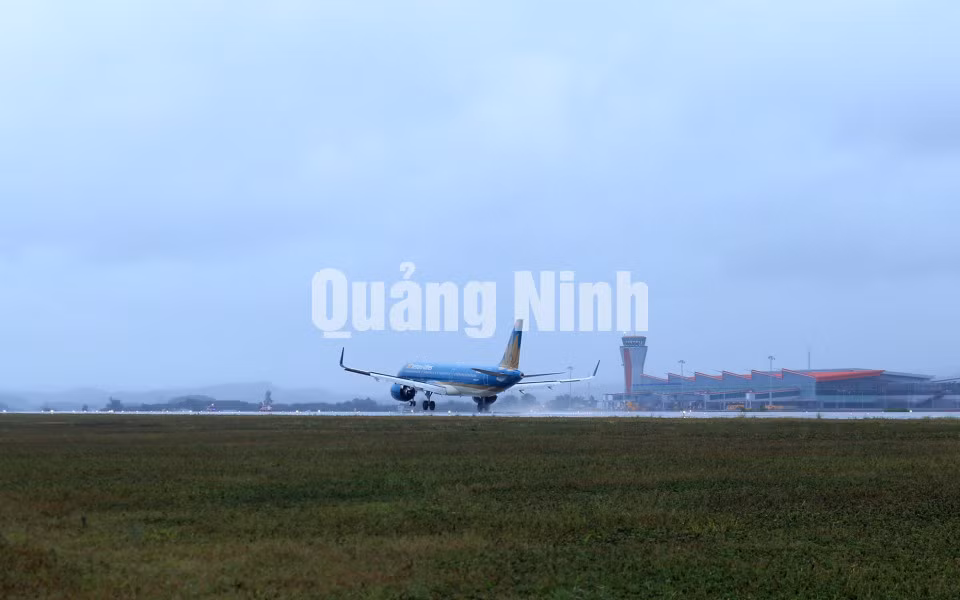 Đúng 9h30 ngày 30/12/2018, chiếc máy bay Boeing 787 mang số hiệu VN 1286 của Hãng Hàng không quốc gia Việt Nam (Vietnam Airlines) - chuyến bay thương mại đầu tiên xuất phát từ Cảng hàng không quốc tế Tân Sơn Nhất đã hạ cánh xuống Cảng hàng không quốc tế Vân Đồn. Ảnh: Đỗ Phương