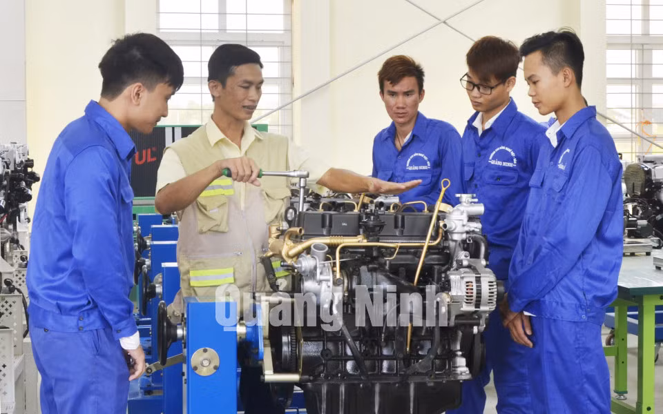 Sinh viên lớp cao đẳng nghề công nghệ ô tô khoá 1 thực hành tại xưởng của nhà trường. Ảnh: Phương Thúy
