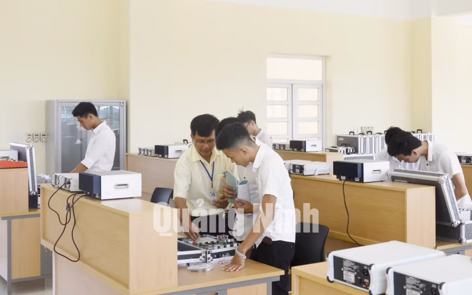 Một giờ thực hành của sinh viên Khoa Điện - Điện tử. Ảnh: Phương Thúy
