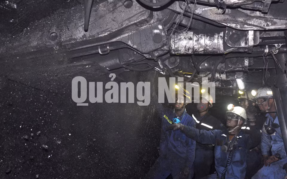 Chuyên gia Nhật Bản cùng làm việc tại lò chợ cơ giới hóa đồng bộ 600.000 tấn/năm. Ảnh: Việt Trung (CTV)