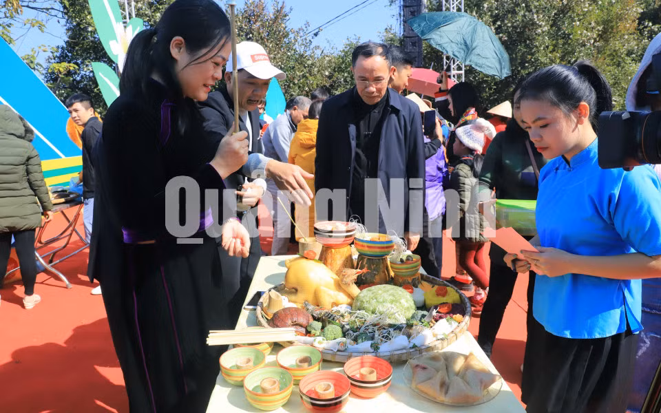 Hội hoa Sở 2019 tổ chức gồm các hoạt động như trưng bày giới thiệu các sản phẩm nông nghiệp, tiểu thủ công nghiệp, ẩm thực... (12-2019). Ảnh: Hoàng Gái (Trung tâmTT - VH Bình Liêu)