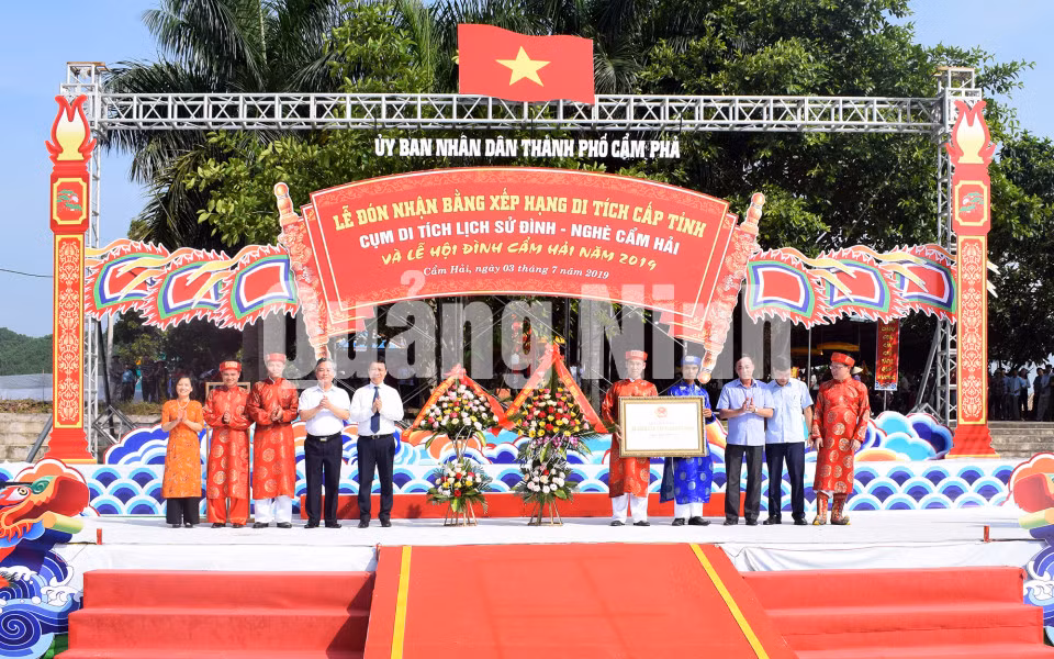 Lãnh đạo Sở Văn hóa - Thể thao trao bằng xếp hạng di tích cấp tỉnh cho lãnh đạo xã Cẩm Hải (3-7-2019). Ảnh: Công Thành