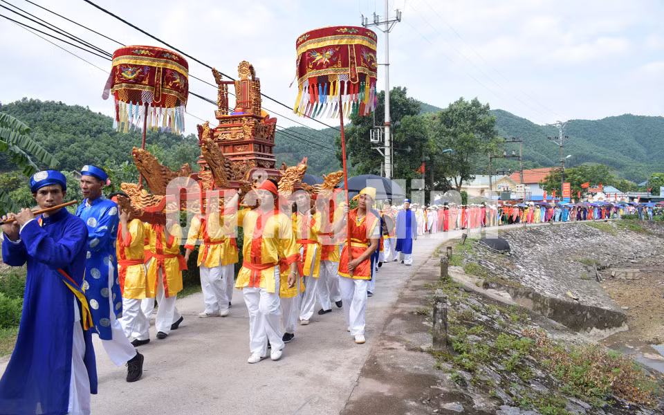 Lễ rước kiệu từ đình Cẩm Hải đến nghè Cẩm Hải (7-2019). Ảnh: Công Thành