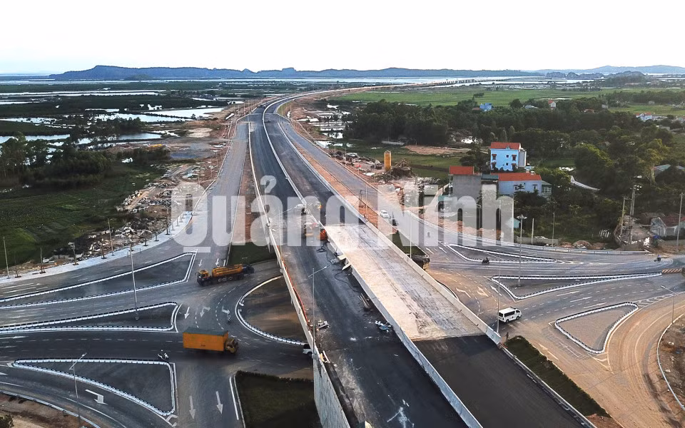 Thi công nút giao Minh Khai nối với cao tốc Hạ Long - Vân Đồn và giao cắt QL18 (7-2018). Ảnh: Đỗ Phương