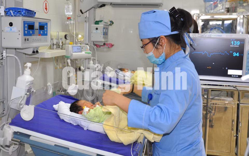 Chăm sóc bệnh nhân nhi tại bệnh viện. Ảnh: Hoàng Quý