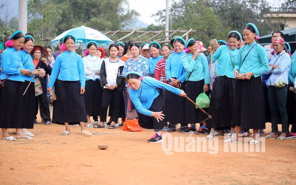 Trò chơi dân gian tại lễ hội (2-2019). Ảnh: Hùng Sơn