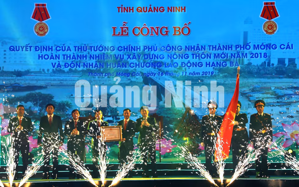Phó Bí thư Thường trực Tỉnh ủy Ngô Hoàng Ngân trao Huân chương Lao động hạng Ba cho Đảng bộ, chính quyền và nhân dân TP Móng Cái (11-2019). Ảnh: Hữu Việt