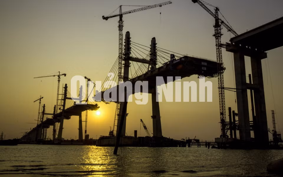 Hoàng hôn trên công trình cầu Bạch Đằng (2-2018). Ảnh: Dương Phượng Đại