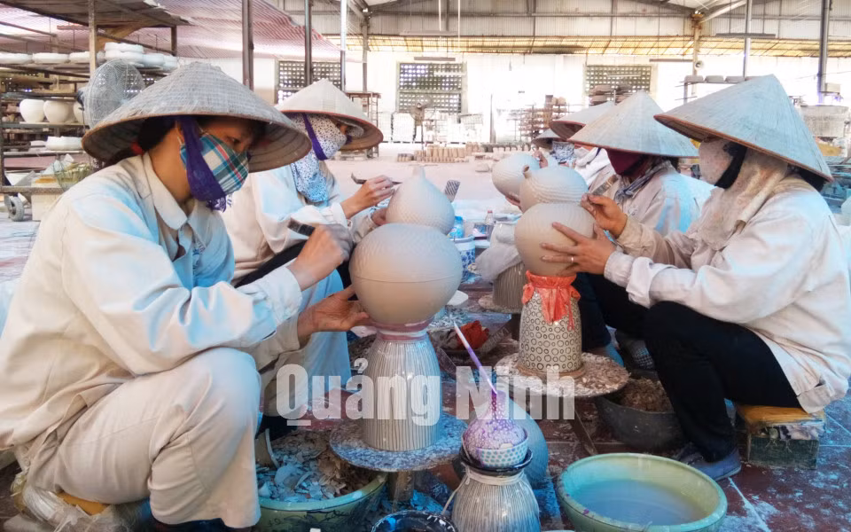 Trang trí hoạ tiết cho sản phẩm tại Công ty TNHH Gốm sứ Quang Vinh (7-2015). Ảnh: Việt Hoa