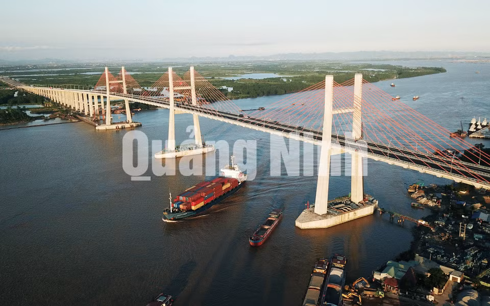 Cầu Bạch Đằng, đầu nối của cao tốc Hạ Long - Hải Phòng (9-2018). Ảnh: Đỗ Phương