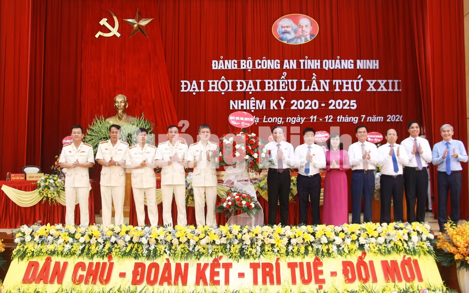 Các đồng chí lãnh đạo tỉnh tặng lẵng hoa chúc mừng Đại hội (7-2020). Ảnh: Mạnh Trường