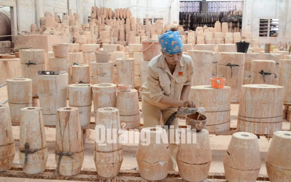 Sản xuất gốm sứ tại cơ sở sản xuất gốm sứ Thành Đồng (6-2018). Ảnh: Cao Quỳnh