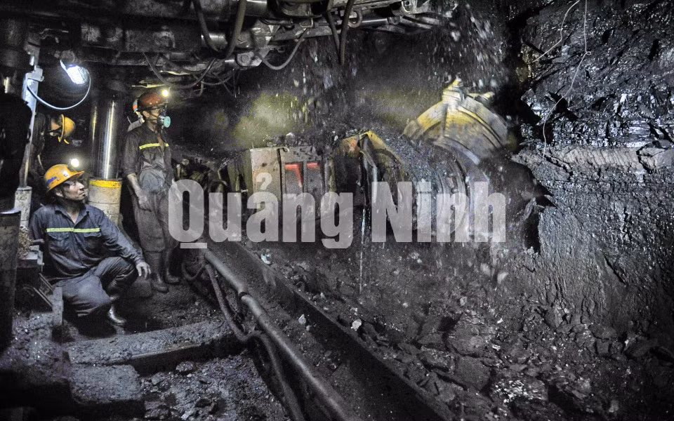 Vận hành cơ giới hoá đồng bộ ở Công ty CP Than Hà Lầm - Vinacomin. Ảnh: Phương Thúy