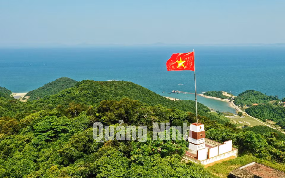 Cột cờ đảo Trần (9-2020). Ảnh: Hùng Sơn
