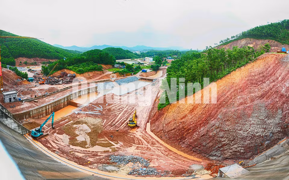 Thi công hồ chứa nước Khe Cát. Ảnh: Hùng Sơn