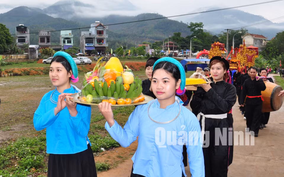 Lễ rước Thành Hoàng Cần quanh đình Lục Nà tại hội đình Lục Nà (12-2015). Ảnh: Đỗ Giang