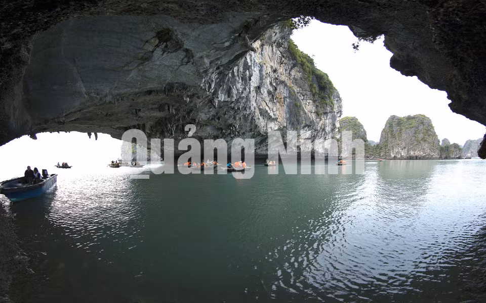 Khách du lịch thăm quan các hang động trên Vịnh Hạ Long. Ảnh: Khánh Giang