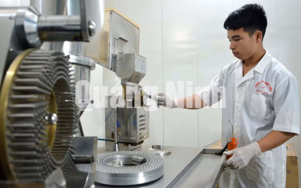 Dây chuyền sản xuất sản phẩm viên nang mềm của Công ty được đầu tư gần 3 tỷ đồng (3-2018). Ảnh: Lương Giang