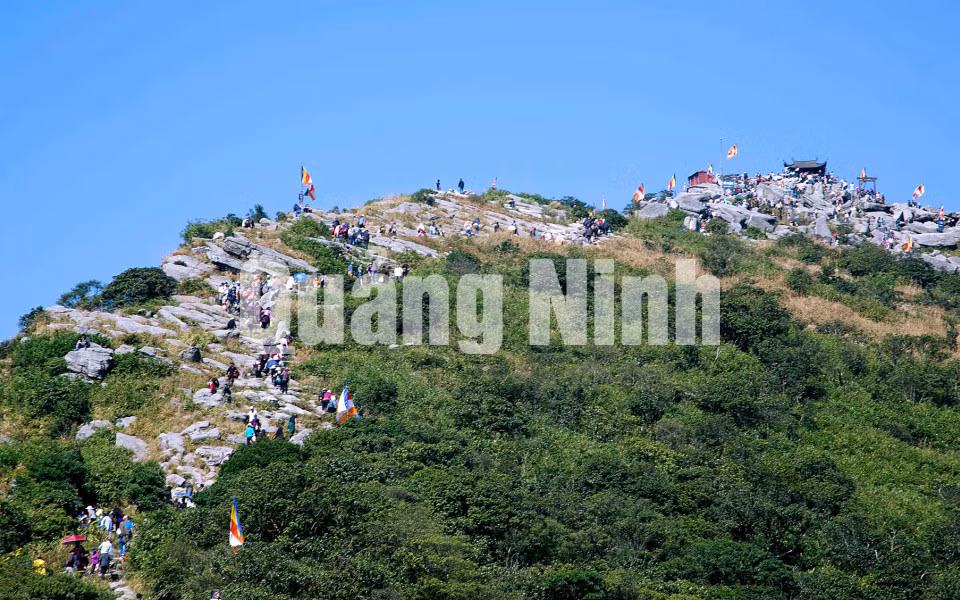 Khách thập phương hành hương tới Yên Tử (12-2017). Ảnh: Đỗ Giang