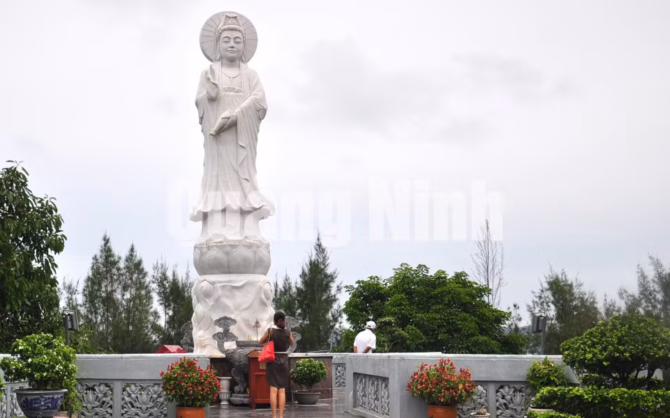 Trước chùa là tượng phật bằng đá lớn (8-2014). Ảnh: Hữu Duy