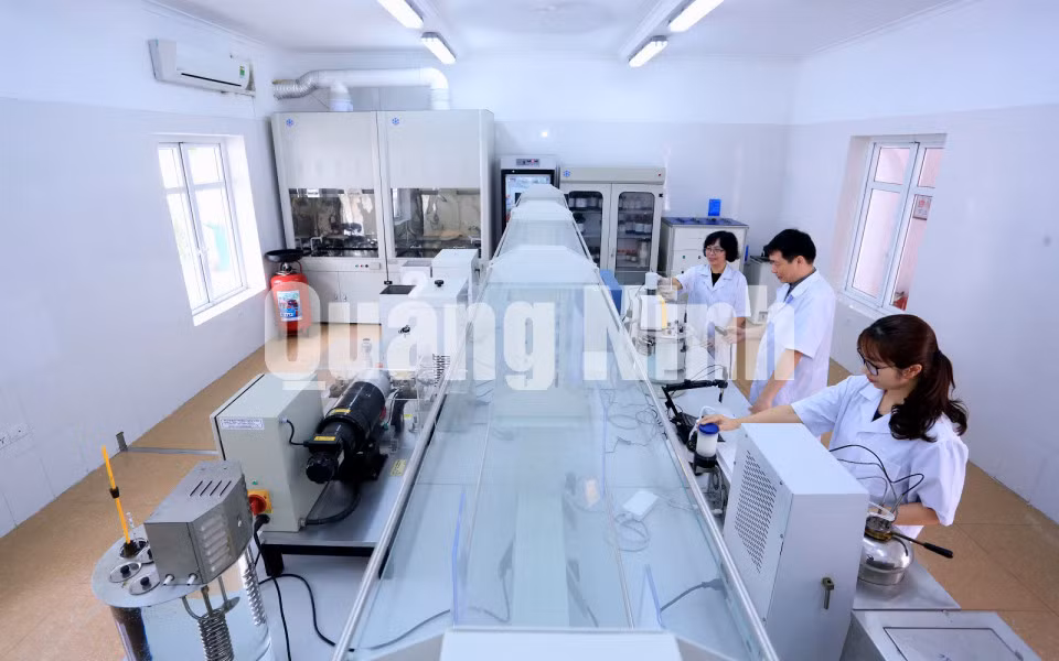 Hoạt động thử nghiệm, kiểm định chất lượng xăng, dầu tại Công ty Xăng dầu B12 trong phòng thí nghiệm VILAS16 đạt tiêu chuẩn quốc gia (11-2019). Ảnh: Minh Đức