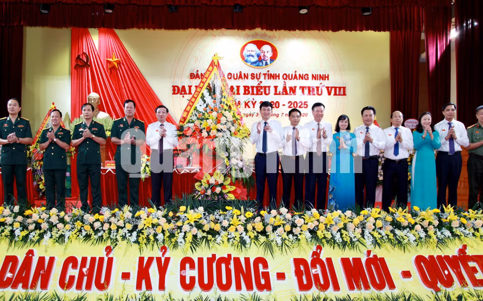 Lãnh đạo tỉnh tặng hoa chúc mừng đại hội (7-2020). Ảnh: Thu Chung