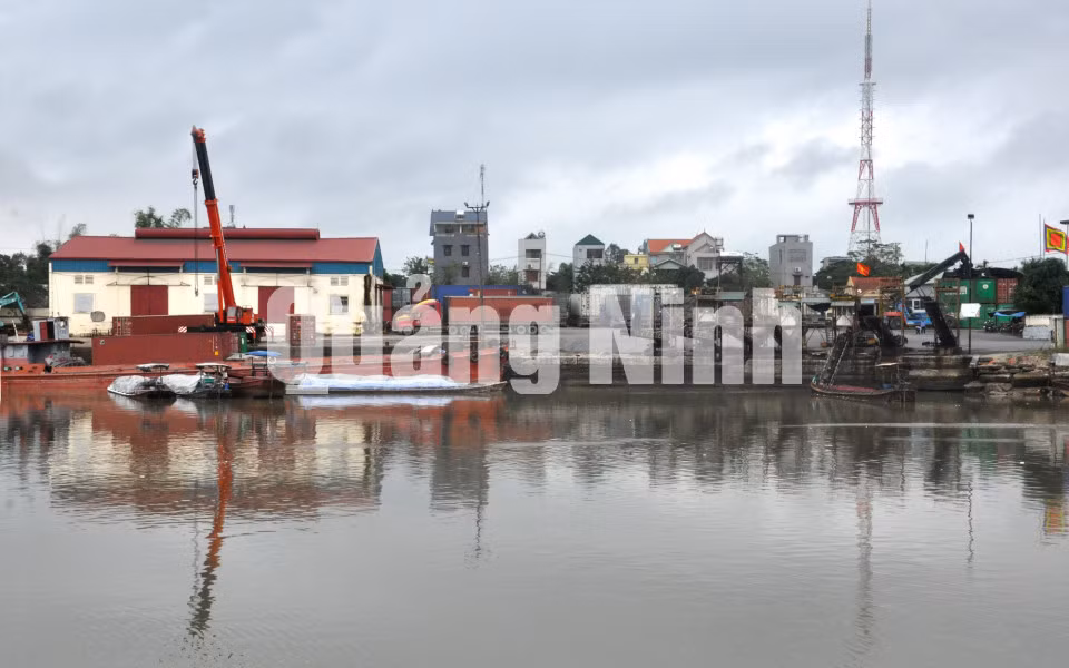 Xuất nhập khẩu hàng hoá tại Cảng Minh Thăng (11-2017). Ảnh Hữu Việt