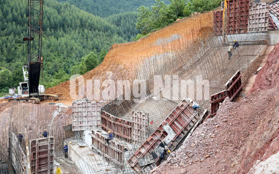 Nhà thầu đang tổ chức làm sắt thi công liên kết vai đập với thân đập. Ảnh: Đỗ Phương
