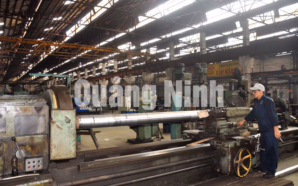 Công nhân vận hành thiết bị dây chuyền chế tạo con lăn băng tải. Ảnh: VMIC