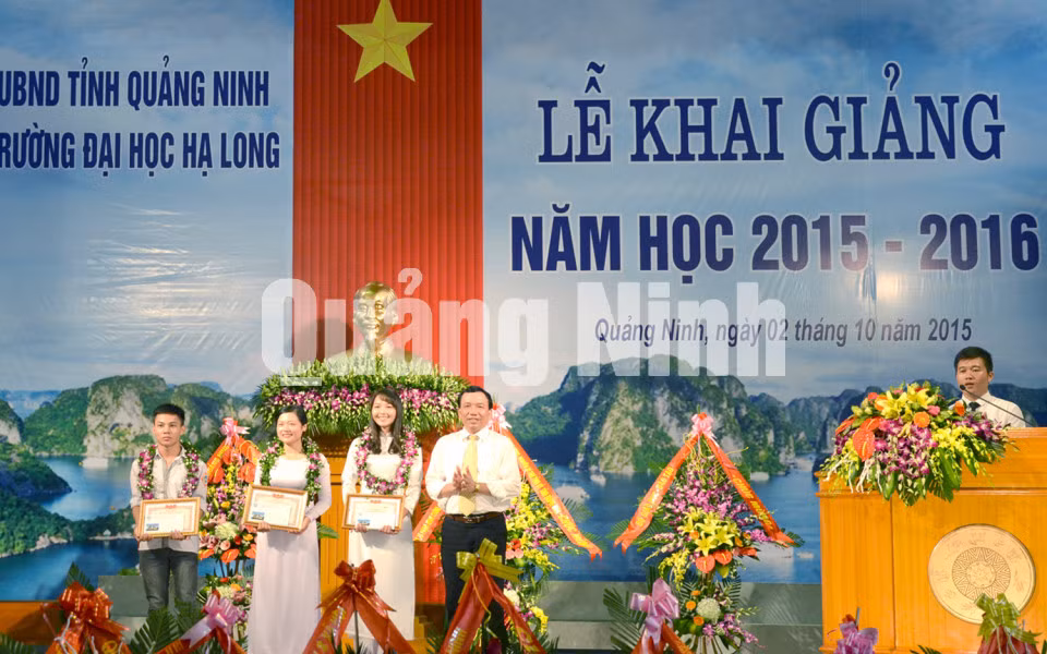 Lãnh đạo nhà trường khen thưởng các thủ khoa khóa I (10-2015). Ảnh: Nguyễn Hoa
