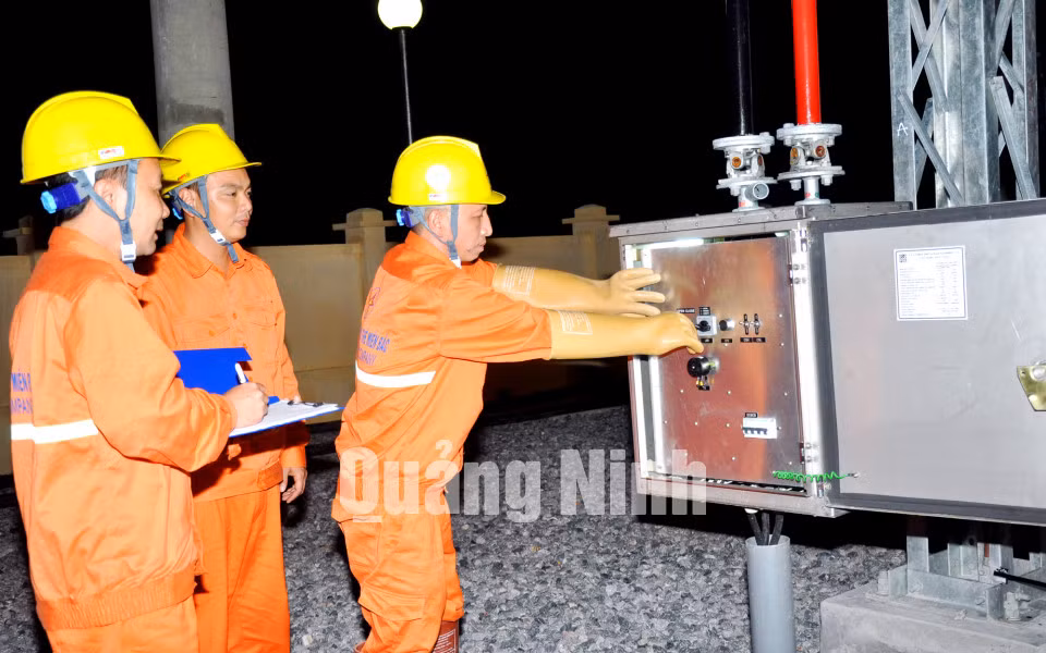 Ngành điện chính thức đóng điện đưa điện lưới quốc gia ra huyện đảo Cô Tô.