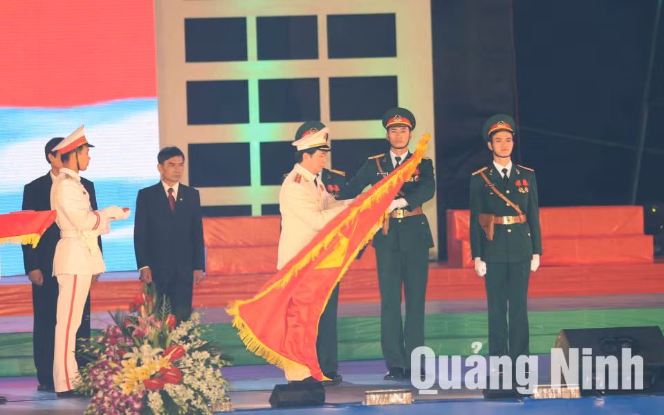 Đại tướng Trần Đại Quang, Ủy viên Bộ Chính trị, Bộ trưởng Bộ Công an gắn Huân chương Độc lập hạng Nhất lên lá cờ truyền thống.