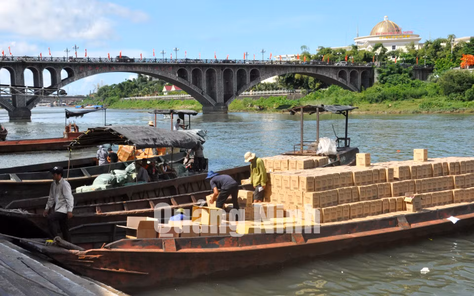 Bốc hàng xuất khẩu tại cửa khẩu Ka Long. Ảnh: Hữu Việt
