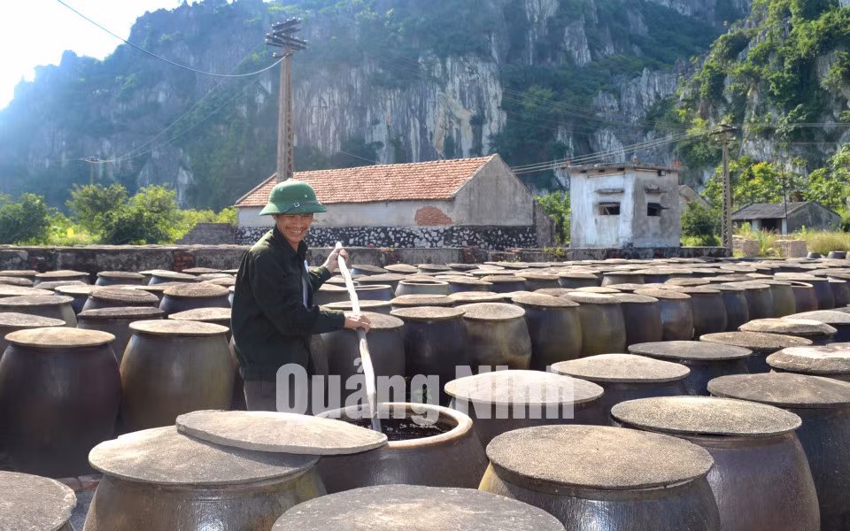 Giai đoạn chượp mắm đang được công nhân thực hiện. Ảnh: Cao Quỳnh