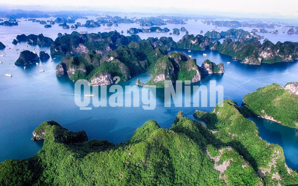 Vịnh Hạ Long (1-2018). Ảnh: Hùng Sơn