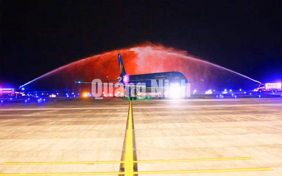 1h45’, ngày 6/6, chuyến bay đầu tiên kết nối Hàn Quốc với Quảng Ninh đã hạ cánh tại Cảng hàng không quốc tế Vân Đồn (6-6-2019). Ảnh Đỗ Phương