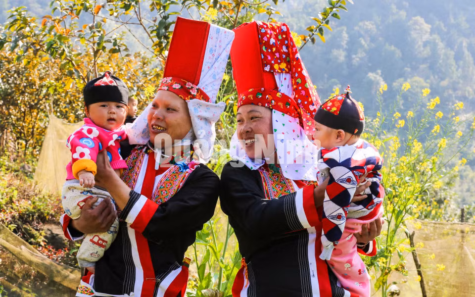 Niềm vui trong bản Khe Tiền (phụ nữ Dao Thanh Phán, huyện Bình Liêu). Ảnh: Dương Phượng Đại