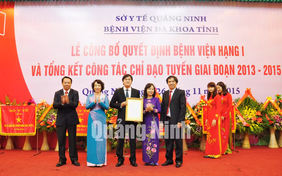 Đồng chí Vũ Thị Thu Thủy, Phó Chủ tịch UBND tỉnh trao quyết định công nhận bệnh viện hạng I cho Bệnh viện Đa khoa Quảng Ninh