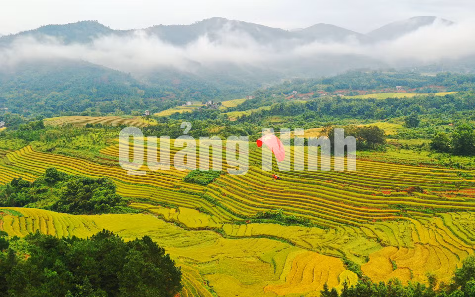 Thành viên CLB Dù lượn Đông Bắc sử dụng dù bay tại Lễ hội Mùa vàng Bình Liêu 2020 (11-2020). Ảnh: Đỗ Phương