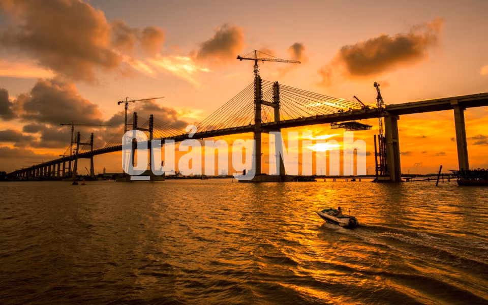 Hoàng hôn cầu Bạch Đằng (5-2018). Ảnh: Dương Văn Toàn