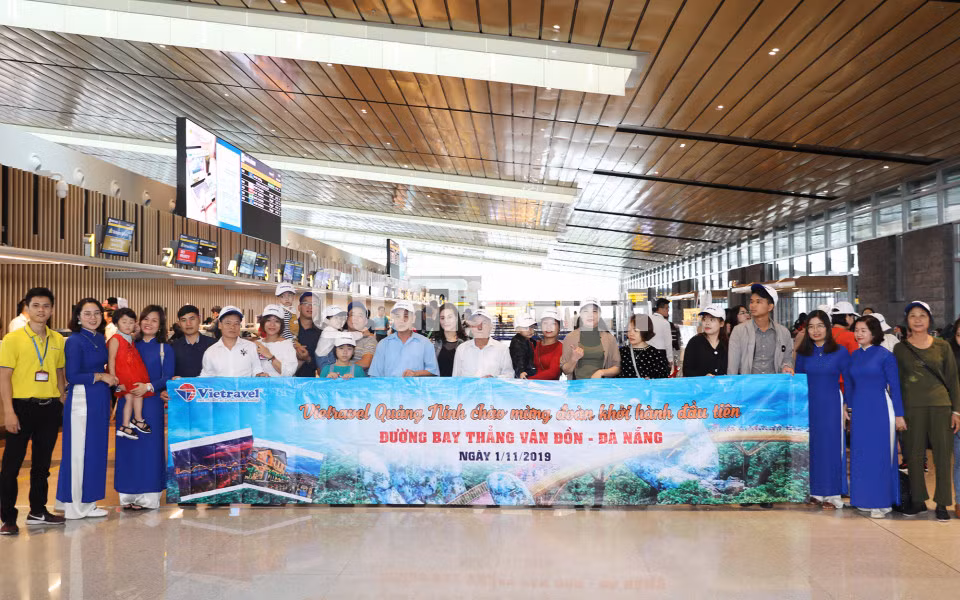 Những hành khách đầu tiên bay chuyến Vân Đồn - Đà Nẵng (11-2019). Ảnh: Hùng Sơn