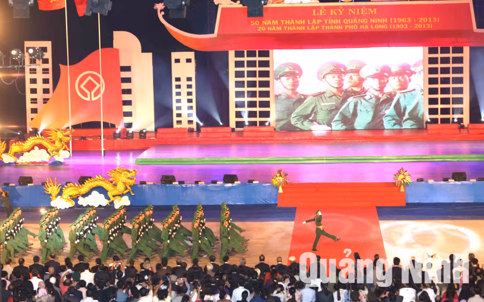 Màn diễu hành của lực lượng vũ trang tỉnh.
