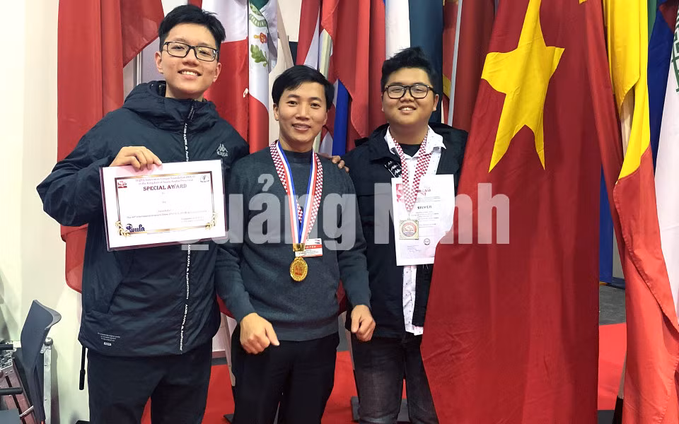 Em Lương Nguyên Cát (bên trái) và em Nguyễn Khánh Toàn (bên phải) chụp ảnh lưu niệm cùng thầy hướng dẫn là Tiến sĩ Đặng Toàn Vinh (12-2019). Ảnh: Lan Anh