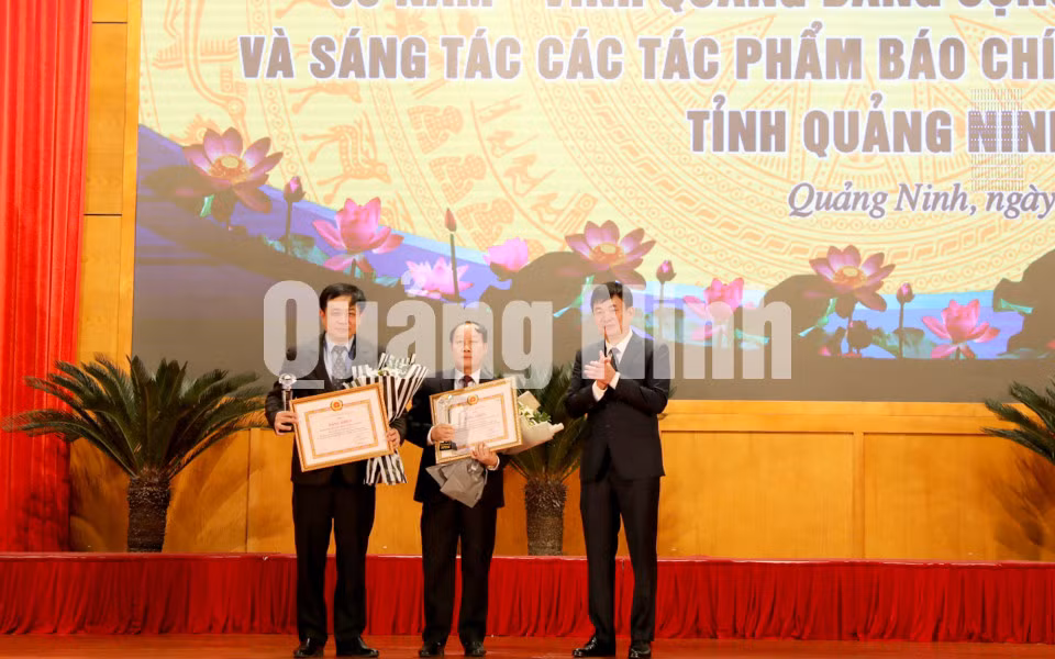 Lãnh đạo tỉnh trao Bằng khen cho 2 tập thể có thành tích xuất sắc trong Cuộc thi sáng tác các tác phẩm báo chí về công tác xây dựng Đảng (1-2020). Ảnh: Thu Chung