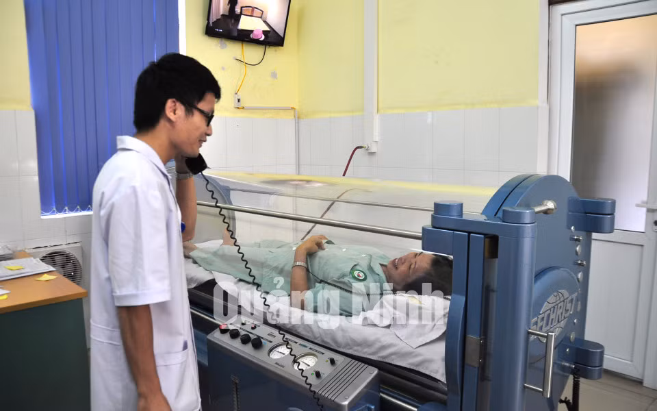 Buồng điều trị ôxi cao áp cho bệnh nhân sau đột quỵ tại Khoa Phục hồi chức năng.