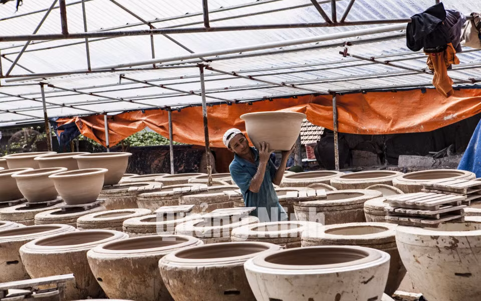 Nghề gốm đại thành Đông Triều. Ảnh: Nguyến Thế Cường