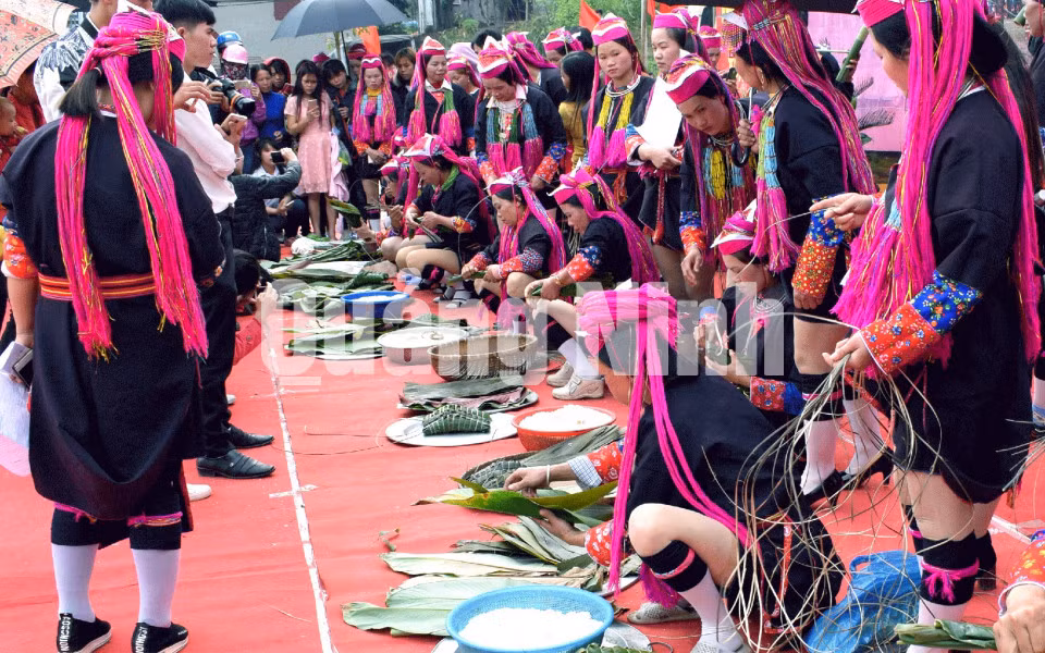 Thi gói bánh chưng dân tộc tại lễ hội Văn hóa, thể thao dân tộc Dao xã Hà Lâu lần thứ I-2018. Ảnh: Công Thành